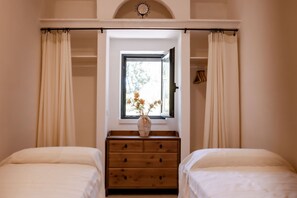 4 bedrooms, iron/ironing board, internet, bed sheets