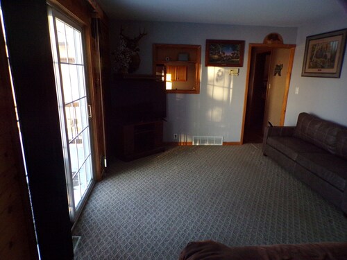 3 bedroom Lakeside home, on Snowmobile & ATV trails. Pet friendly, onsite Dining