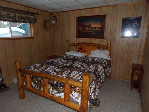 3 bedroom Lakeside home, on Snowmobile & ATV trails. Pet friendly, onsite Dining