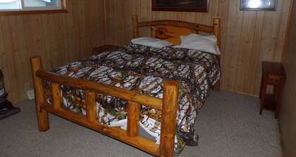 3 bedroom Lakeside home, on Snowmobile & ATV trails. Pet friendly, onsite Dining