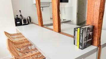 Refrigerador, microondas, placa de cocina, cafetera/tetera