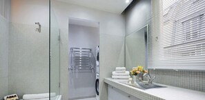 Regadera, secadora de cabello, toallas, shampoo 