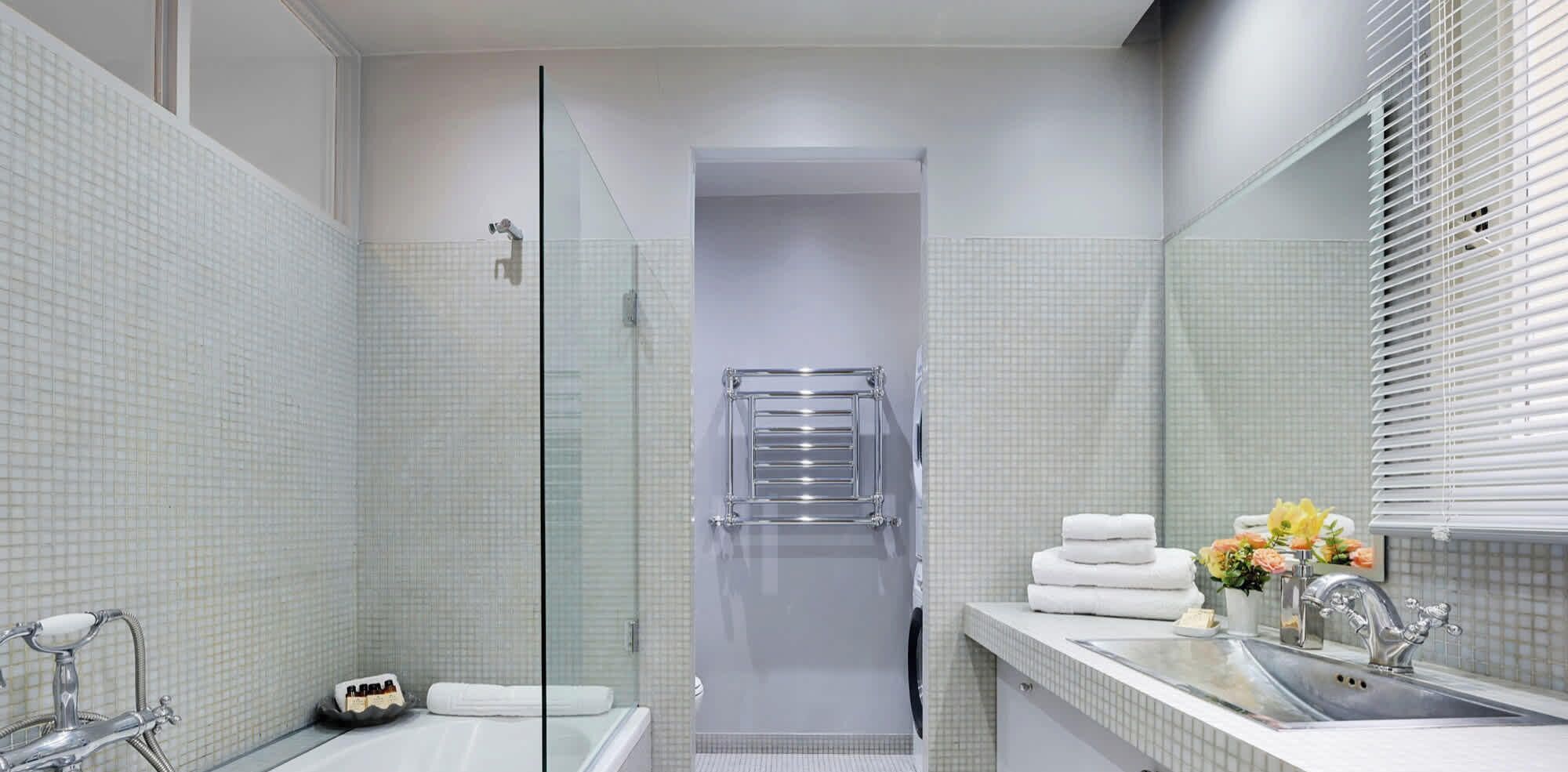 Een douche, een haardroger, handdoeken, shampoo
