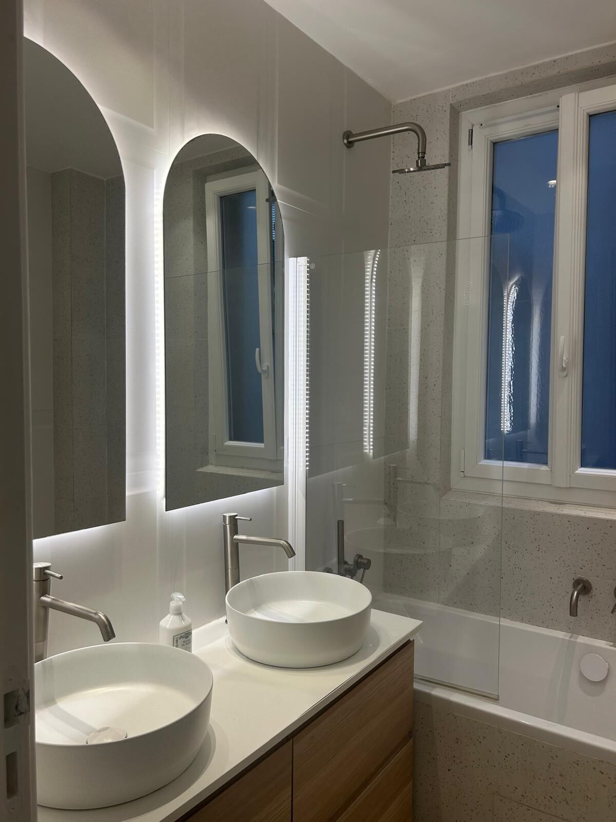 Doccia, asciugacapelli, asciugamani, shampoo