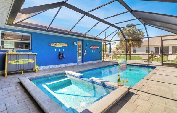 Outdoor pool - Discover coastal elegance in this beautifully redesigned home. 3 bed/2 bath (Port Charlotte)
