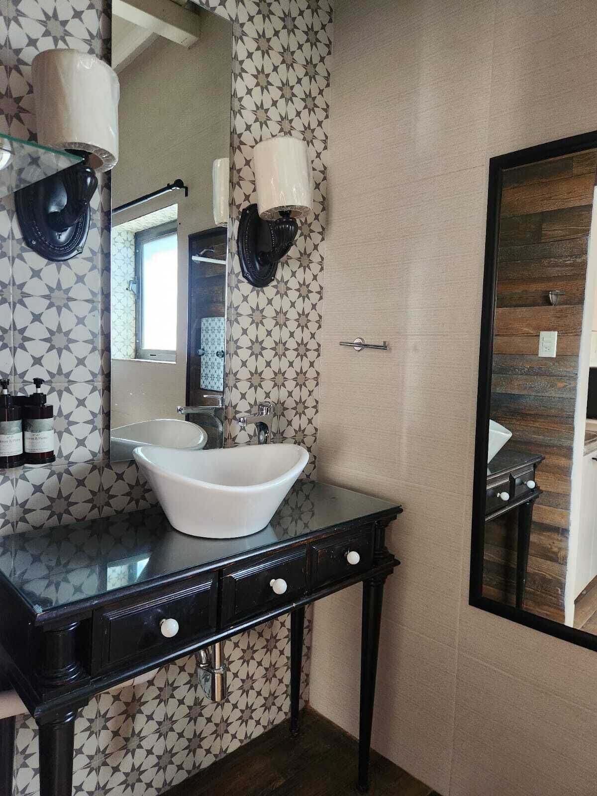 Basic Studio | Bathroom