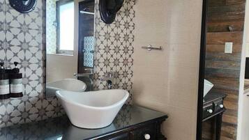 Basic Studio | Bathroom