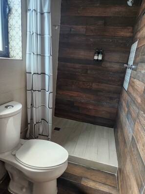 Basic Studio | Bathroom | Shower, hair dryer, towels, soap - Hotel Casa Victoria (Queretaro)