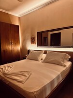Quarto casal, sacada, vista para o pátio | Escrivaninha, quartos à prova de som, ferros/tábuas de passar roupa
