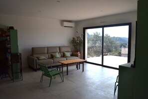A modern living room with a sofa, a coffee table, and a green chair. - Spacious villa ideal for families just a stone's throw from the Verdon (Tavernes)