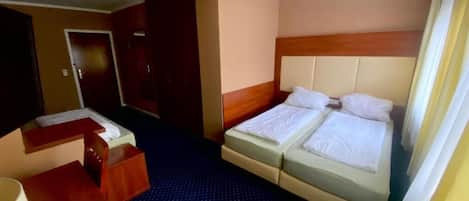 Chambre Triple Familiale, vue ville | Bureau, espace de travail pour ordinateur portable, Wi-Fi gratuit