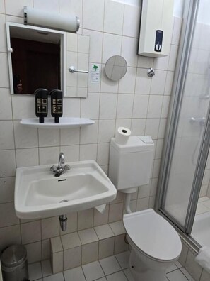Deluxe Double Room, City View | Bathroom - Hotel Wahlster (Saarbrücken)