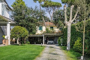 Property grounds - Forte dei Marmi, Italy. Entire Villa with pool, perfect for big families (Forte dei Marmi)