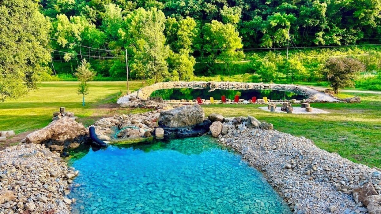 Una piscina al aire libre