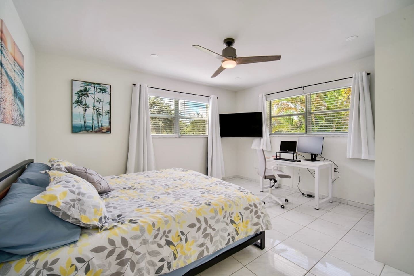 5 habitaciones, escritorio y tabla de planchar con plancha 