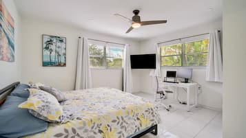 5 habitaciones, escritorio y tabla de planchar con plancha