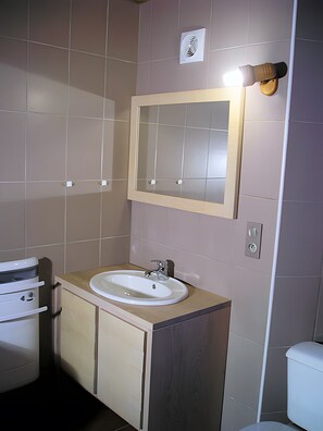 Bathroom - Holiday Home "Gîte Chez Pascalette" with Mountain View, Private Terrace and Wi-Fi (Lau-Balagnas)