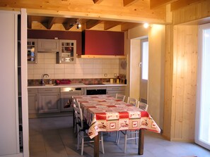 Dining - Holiday Home "Gîte Chez Pascalette" with Mountain View, Private Terrace and Wi-Fi (Lau-Balagnas)