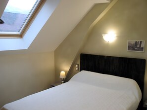 Room - Holiday Home "Gîte Chez Pascalette" with Mountain View, Private Terrace and Wi-Fi (Lau-Balagnas)