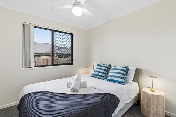 4 bedrooms, iron/ironing board, WiFi, bed sheets