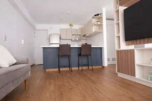 Living area - Moderno depa en San Isidro con balcón | Ubicación privilegiada (San Isidro)