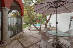 Outdoor dining - Casa Luz: Cozy Retreat + Pool (Mérida)