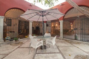 Outdoor dining - Casa Luz: Cozy Retreat + Pool (Mérida)