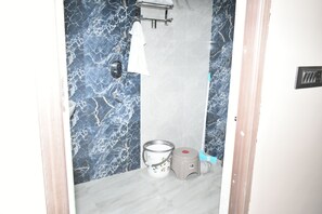 Dobbeltrom, balkong, byutsikt | Bad