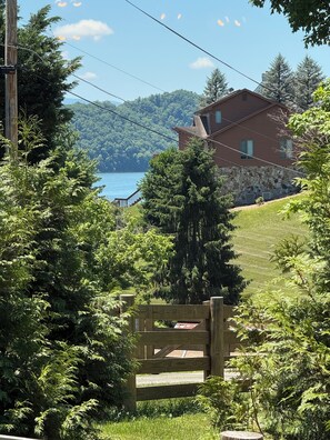 A wooden gate, a stone building, and a lake. - SoHo-Lakeside Retreat (Abingdon)
