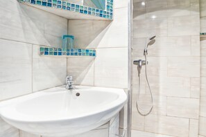 Shower, towels - Bungalow Le Raisinier 2 air-conditioned bedrooms sea view and shared pool (Sainte-Anne)