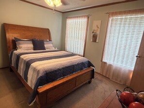 Room - Charming Lakeview 3 Bedroom House w/ Boat Slip. Sleeps 8+ Clear Water Bay Marina (Eucha)