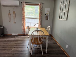 Dining - Charming Lakeview 3 Bedroom House w/ Boat Slip. Sleeps 8+ Clear Water Bay Marina (Eucha)