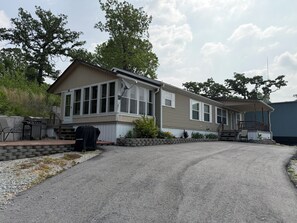 Exterior - Charming Lakeview 3 Bedroom House w/ Boat Slip. Sleeps 8+ Clear Water Bay Marina (Eucha)