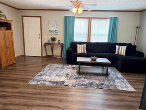 TV - Charming Lakeview 3 Bedroom House with Boat Slip & Ramp. Clear Water Bay Marina (Eucha)