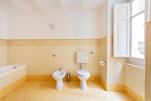 Bathroom - Nowhere Rooms (PALERMO)