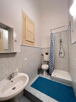 Standard Studio Suite, Balcony, City View | Bathroom - Nowhere Rooms (PALERMO)