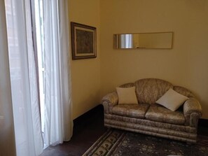Standard Studio Suite, Balcony, City View | Living area - Nowhere Rooms (PALERMO)