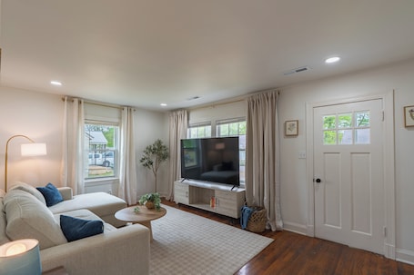Smart TV, books. Murfreesboro Gem Near Square + MTSU - Cozy Cottage