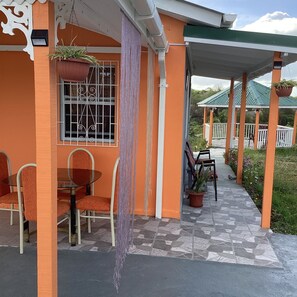 Outdoor dining - Lovely Cozy 2-bedroom house in quiet Black Bay Area for your peaceful getaway (Vieux Fort)