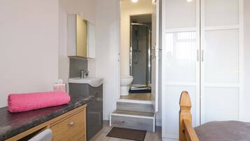 3 bedrooms, individually decorated, individually furnished, free WiFi