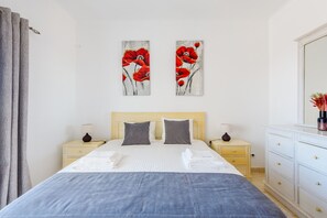 3 kamar tidur, tempat tidur bayi (biaya tambahan), dan seprai linen