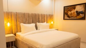 Una camera da letto con un letto, due comodini e un quadro appeso al muro.