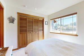 Una camera da letto con un letto, un armadio in legno e una finestra vista.