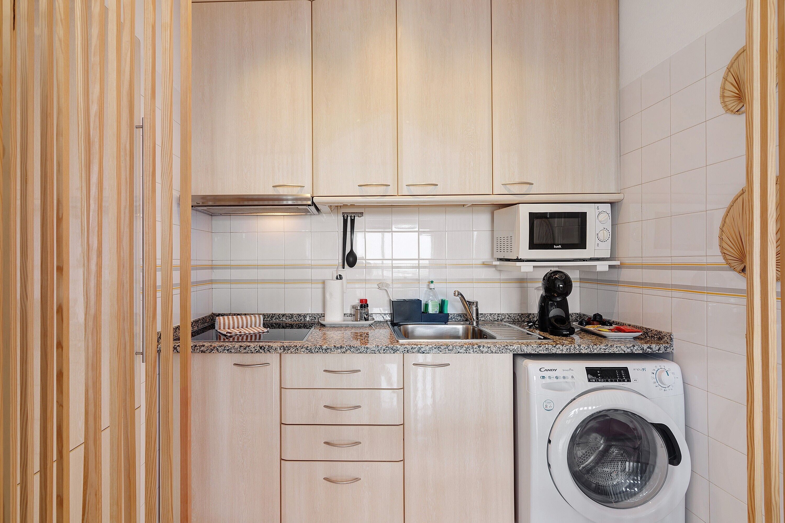 Kühlschrank, Mikrowelle, Herdplatte, Geschirrspüler