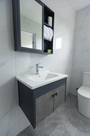 Standard Studio Suite | Bathroom - MABIZA MOUNTAIN VIEW APARTMENTS  (Ho)