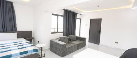 Executive Studio Suite, Mountain View | Soundproofing, iron/ironing board, free WiFi