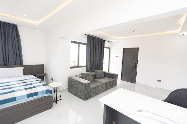Executive Studio Suite, Mountain View | Soundproofing, iron/ironing board, free WiFi