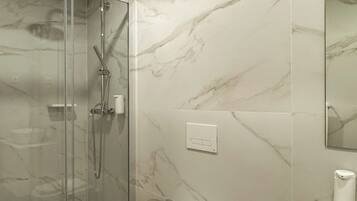 Douche, sèche-cheveux, bidet, serviettes fournies