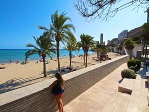 A beachside promenade with palm trees, a sandy beach, and a view of the sea. - APARTAMENTO VORAMAR by Interhome (Alicante)
