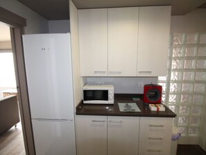Frigorífico, microondas, horno y utensilios de cocina